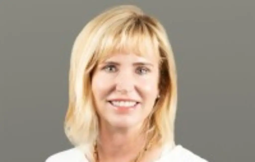 Lisa Cummins Dulchinos headshot