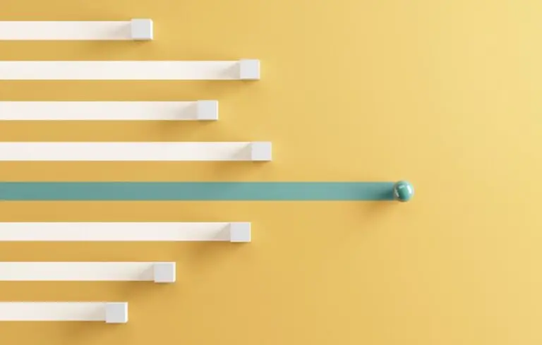 One leader green sphere leads other white boxes.